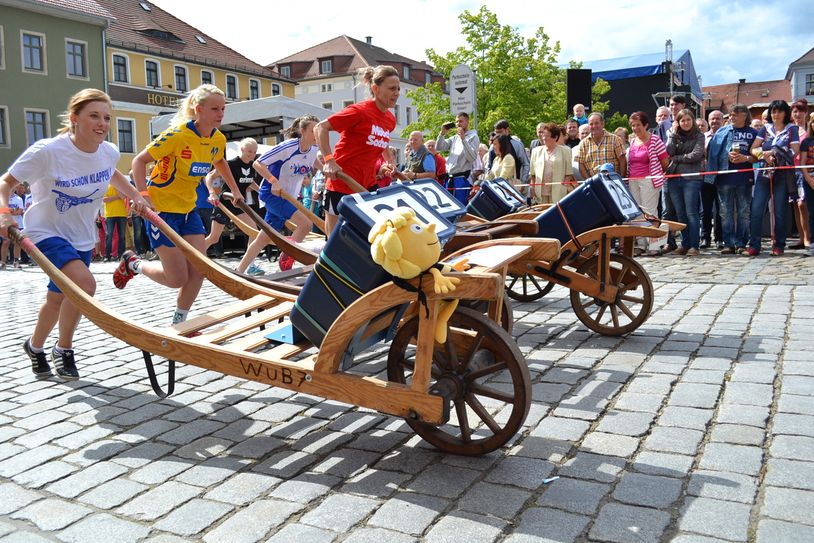 Bieranstich und Schiebock-Rennen finden statt – nur die Party des Bischofswerdaer Stadtfestes wird vom Altmarkt in den heimischen Garten oder die eigenen vier Wände verlegt. Fotos: Stadt Bischofswerda