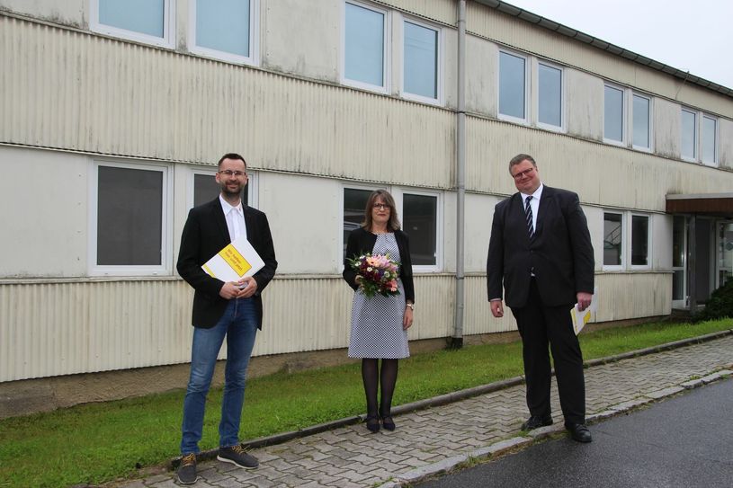 ASB-Geschäftsführer Alexander Penther, Bildungszentrums-Leiterin Dörthe Kohla und Asklepios-Regionalgeschäftsführer Patrick Hilbrenner (v.l.n.r.) vor dem zukünftigen Schulgebäude. Foto: R. Rink