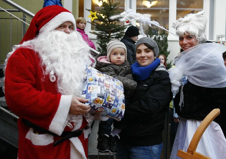 Sicher  wird der Weihnachtsmann beim Geschenke verteilen wieder von der Schneekönigin unterstützt. Foto: M. Förster