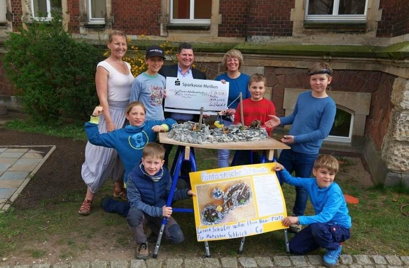 Große Freude bei den Schülern der Freien Werkschule: Gewerbevereinschef Uwe Reiche übergab jetzt einen Scheck in Höhe von 5.000 Euro.