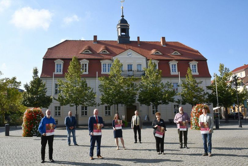 Die Organisatoren und Mitstreiter des diesjährigen 9. Internationalen Wettbewerbs um den Gebrüder-Graun-Preis vor dem Rathaus in der Kurstadt Bad Liebenwerda. Foto: Pressestelle Kreisverwaltung/Torsten Hoffgaard