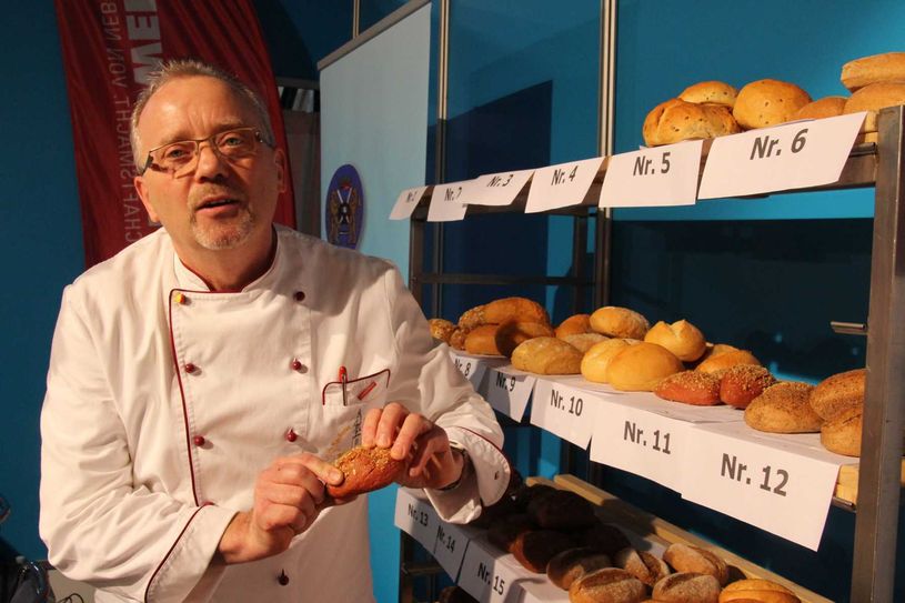 Innungschef Werner Klinkmüller betreibt eine Bäckerei in Luckau. Hier zeigt er ein Rote-Beete-Dinkelvollkornbrötchen. Foto: jho
