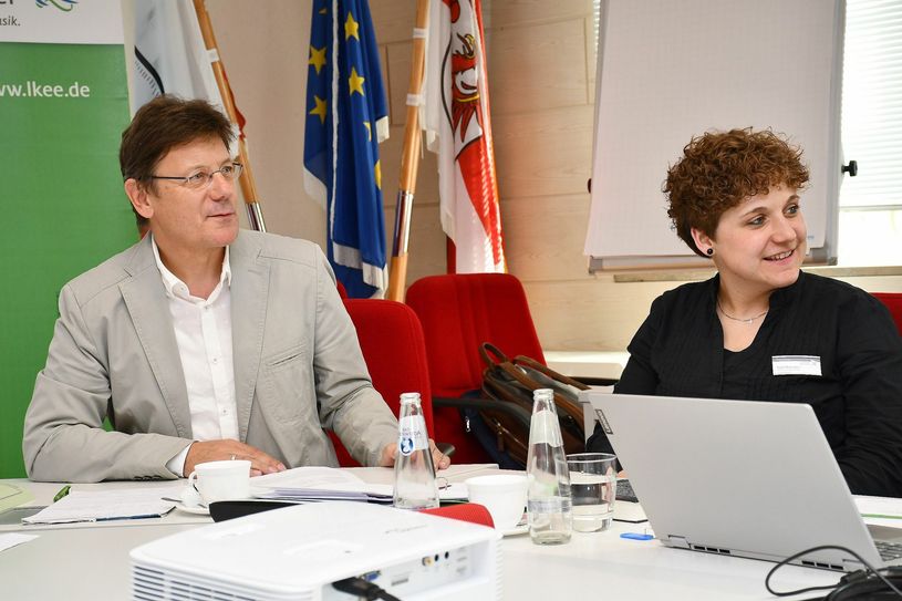Kulturamtsleiter Andreas Pöschl und Kulturamtsmitarbeiterin Steffi Marschner stellten das Programm für den diesjährigen 9. Internationalen Wettbewerb um den Gebrüder-Graun-Preis im Landkreis vor. Foto: Pressestelle Kreisverwaltung/Torsten Hoffgaard