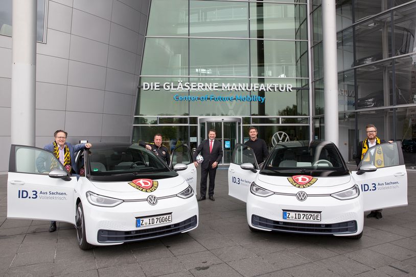 Volkswagen bleibt Sponsor bei Dynamo Dresden: Carsten Krebs, Leiter Externe Unternehmenskommunikation Volkswagen Sachsen, Dynamo-Trainer Markus Kauczinski, Dynamo-Präsident Holger Scholze, Ralf Becker, Geschäftsführer Sport bei Dynamo Dresden und Henning Schulzki, Leiter Vertrieb und Marketing Gläserne Manufaktur, freuen sich über die Fortsetzung der Partnerschaft. Foto: VW Sachsen