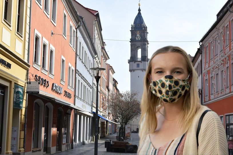 Einige Passanten wurden bei der Essensaufnahme auf der Reichenstraße darauf angesprochen, die Maskenpflicht zu verletzen. Foto: spa/Zach Vessels