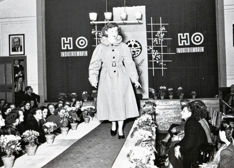 Modenschau in den Cottbuser Stadtsälen 1953.