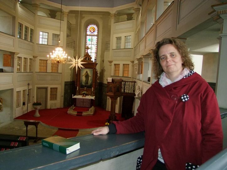 Gemeindemitarbeiterin Michaela Schulz in der 1805 errichteten Oßlinger Kirche, die wegen Corona in diesem Jahr sicher nicht aus allen Nähten platzen wird. Wegen der Abstandsregeln werden an Heiligabend wohl nur rund 200 Menschen dort Platz finden.