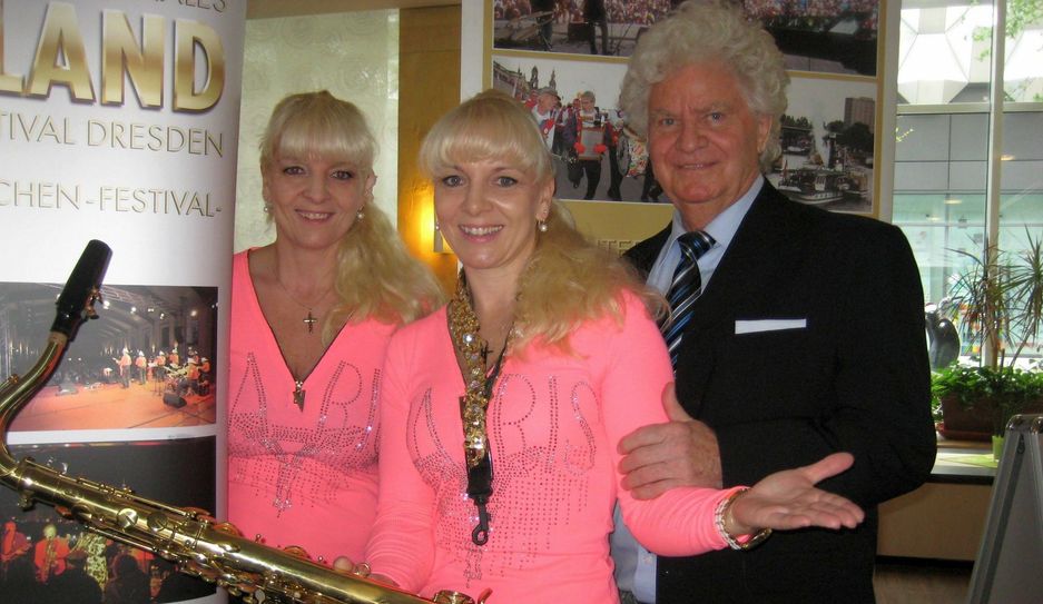 Festivalchef Joachim Schlese mit den Dixie-Zwillingen Carmen und Claudia (von rechts), die wie immer dabei sind. Foto: ebe