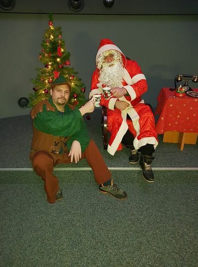 Weihnachtsmann (Sebastian Thiele) und Waldwichtel Phillip Pfeffernuss(David Heidrich) sorgen am 24. Dezember für reichlich Spannung. Foto: Planetarium