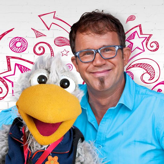 Mit Komiker Daniel Kallauch und Handpuppe Willibald können Groß und Klein zur Kindertags-Vorstellung in Löbau lachen. Foto: PR