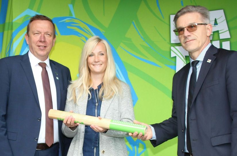 Finsterwaldes Bürgermeister Jörg Gampe (r.) übergab als Gastgeber 2022 in der Sängerstadt gemeinsam mit Landrat Christian Jaschinski den Staffelstab der Ausbildungsmesse an Stephanie Kuntze, stellvertretende Bürgermeister der Kreisstadt Herzberg.