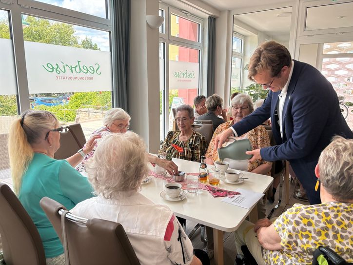 Bürgermeister Andreas Pfeiffer als Kaffee-Kavalier, dann nehmen die Senioren den Bürgermeister mit vielen Fragen und Wünschen in die Zange.