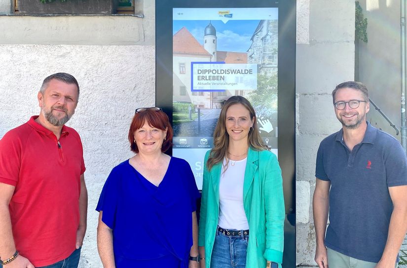 Jens Baumgärtel (Media-Berater Städte-Verlag), Kerstin Körner (Oberbürgermeisterin), Anna Sucolowsky (Mitarbeiterin Stadtverwaltung) und Normen Krawietz (Media-Berater Städte-Verlag, v.l.n.r.) vor dem Info-Terminal.