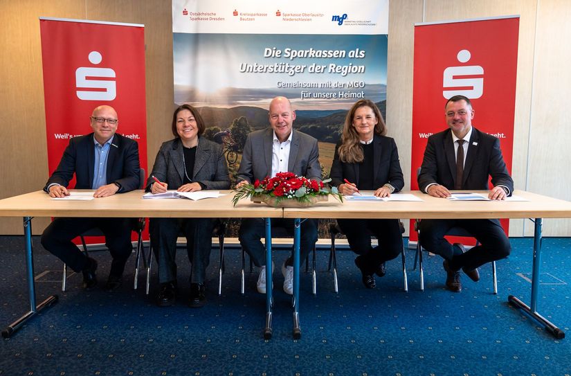 Vertragsunterzeichnung mit Olaf Franke, Grit Fugmann, Dirk Albers, Petra von Crailsheim und Udo Witschas (v.l.n.r.).