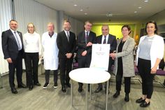 Landrat Udo Witschas (l.) mit dem medizinischen Leitungsteam des neuen Brustzentrums in Bautzen und der Gründungsurkunde.
