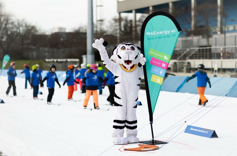 Maskottchen Skitty ist voll dabei, beim "Schulsport auf Ski".