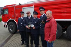 Im Beisein von Amtswehrführer Marcus Weber (l.) und dem Vorsitzenden des Amtsausschusses, Joachim Dieke (r.) übergibt Amtsdirektor Tobias Hentschel (2.v.l.) den symbolischen Fahrzeugschlüssel für das hinter ihnen stehende GTLF an Gerätewart Jens Buder (m.) und Ortswehrführer Daniel Scheiter.