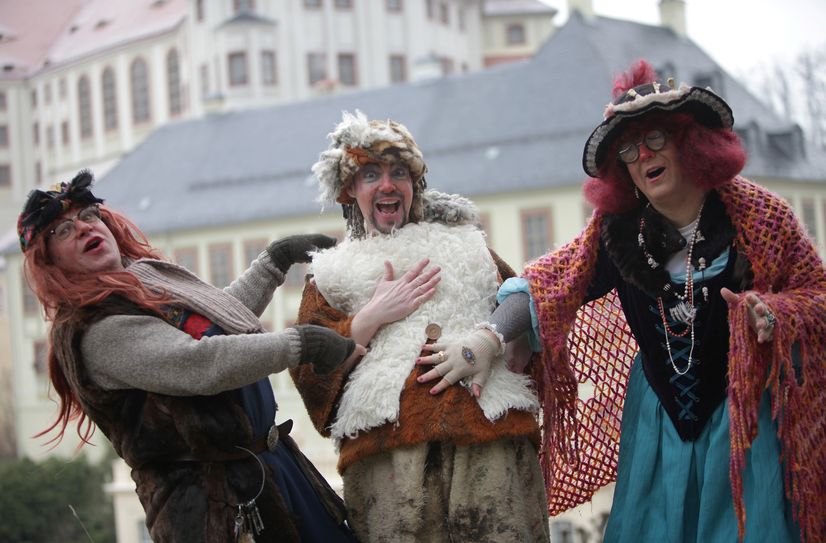 Zwottel (Mitte) mit Tante Ambrosina und Oma Schrappnelda.