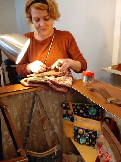 Theresa Heyer fertig Taschen aus Stoff.  Foto: Kulturverein Plessa
