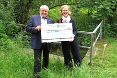 Die Präsidentin der Landesdirektion Sachsen, Regina Kraushaar, übergibt Bürgermeister Peter Mühle den Fördermittelbescheid.