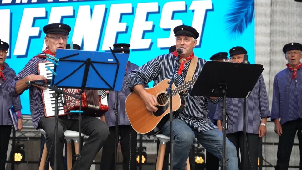Am Sonntag, 11. August, eröffnen auf der Hauptbühne um 10.30 Uhr »Die Seebären« – ein Shanty-Chor aus Senftenberg – mit Seemannsliedern das 11. Hafenfest.