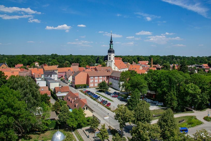 Lübbenaus Altstadt mit der Pfarrkirche St. Nikolai und dem Rathaus davor.