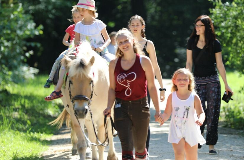 Am Sonntag wird auch Ponyreiten angeboten.