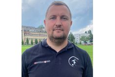 Steve Maschik vorm alten Sachsenbad nach seinem letzten Spiel als Fortuna-Trainer.