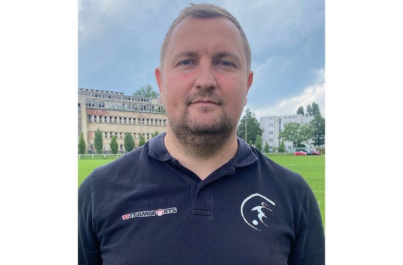 Steve Maschik vorm alten Sachsenbad nach seinem letzten Spiel als Fortuna-Trainer.