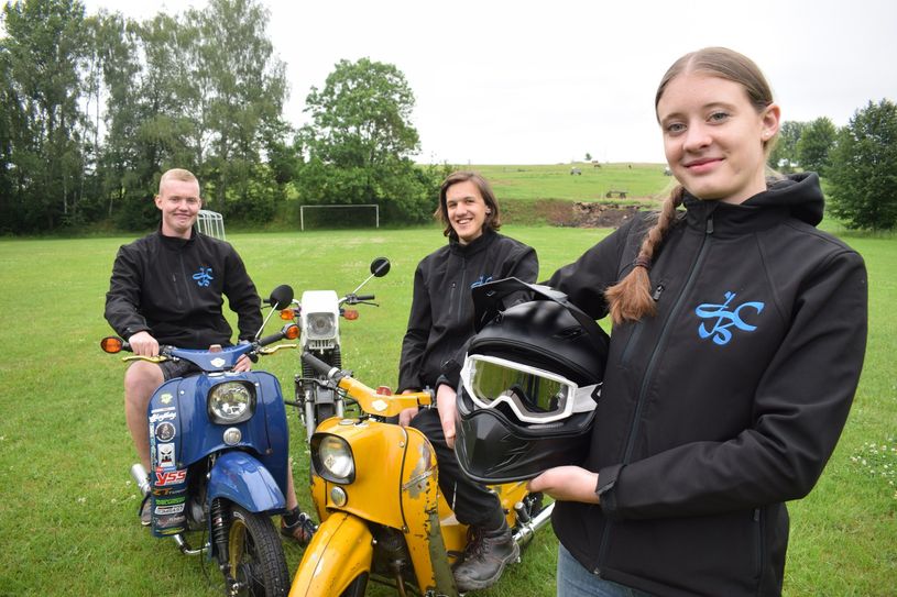 Die Jugendclub-Mitglieder stehen am Sportplatz in Bühlau. Ende Juni dreht sich hier alles um Mopeds, Zweiräder und Co.