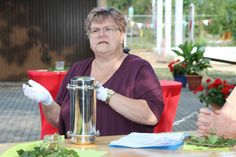 Simone Abt hält die Eröffnungsrede vor der Grundsteinlegung. Vor ihr steht die bereits gefüllte Zeitkapsel - unter anderem mit einer Kurzchronik von Bahnsdorf/Lieske.