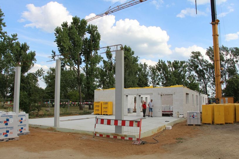 Der Rohbau in Bahnsdorf wächst in die Höhe.
