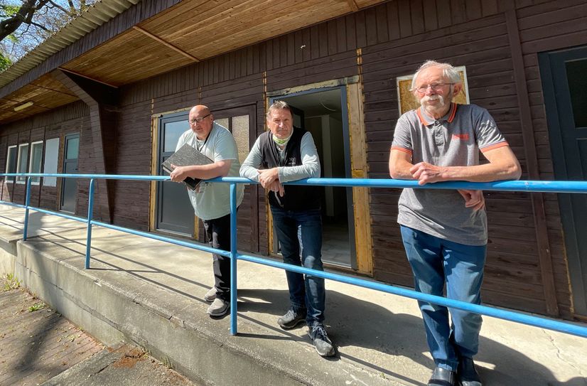 V.l.n.r.: Stefan Hofmann, Rüdiger Mönch und Feri Todt vom Krauschwitzer Neißeland e.V. an der Bungalowanlage, die aktuell saniert wird.