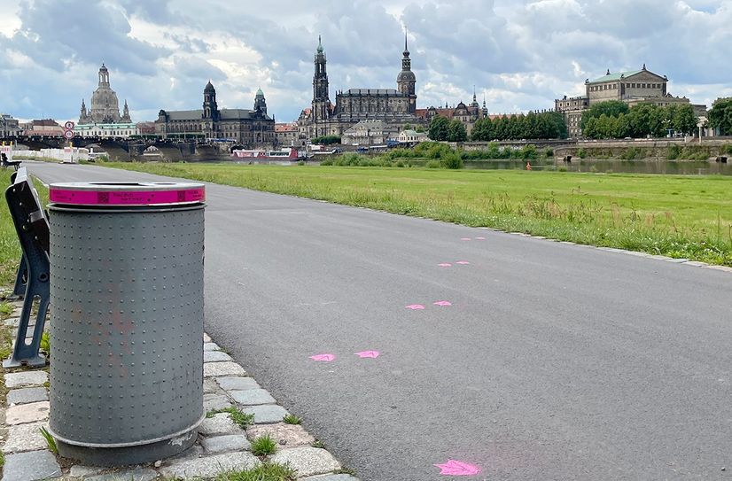 Pinke Entenfüße weisen den Weg zu diesem Papierkorb.