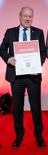 Fred Mahro freut sich über die große Ehrung als »Kommune  des  Jahres« im Land Brandenburg.