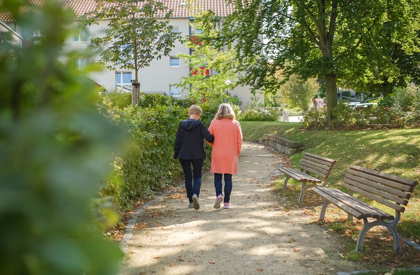 Mitarbeiterinnen vom Ambulanten Hospiz- und Palliativberatungsdienst Dohna-Heidenau-Osterzgebirge begleiten Trauernde beim offenen Trauertreff in Heidenau.