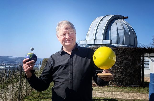 Der Chef der Sternwarte Ulf Peschel mit einem Modell von Sonne, Mond und Erde. Wer mehr entdecken will, ist herzlich zum Astronomietag am 29. März eingeladen.