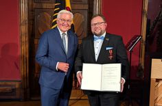 Frank-Walther Steinmeier (li.) verleiht den Bundesverdienstorden an Andreas Führlich.