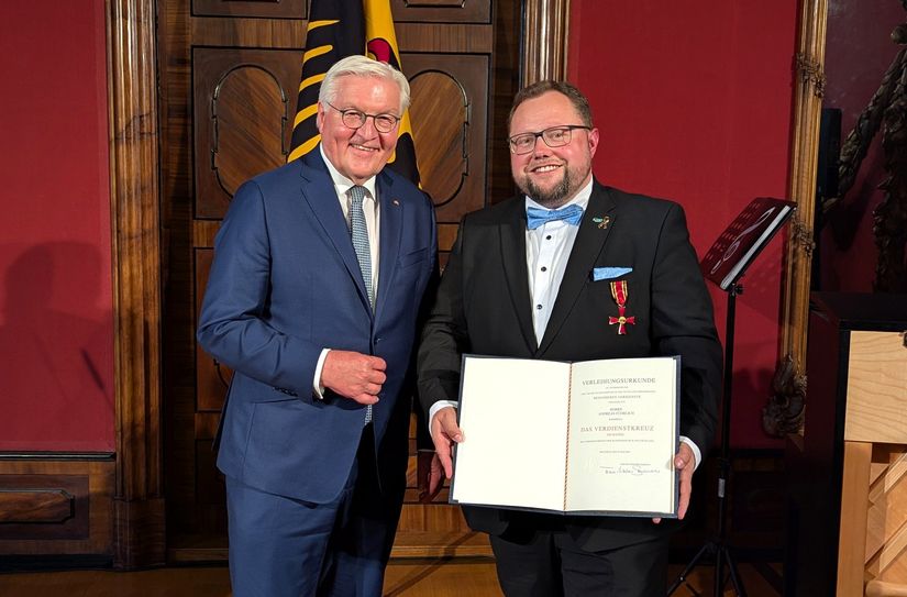 Frank-Walther Steinmeier (li.) verleiht den Bundesverdienstorden an Andreas Führlich.