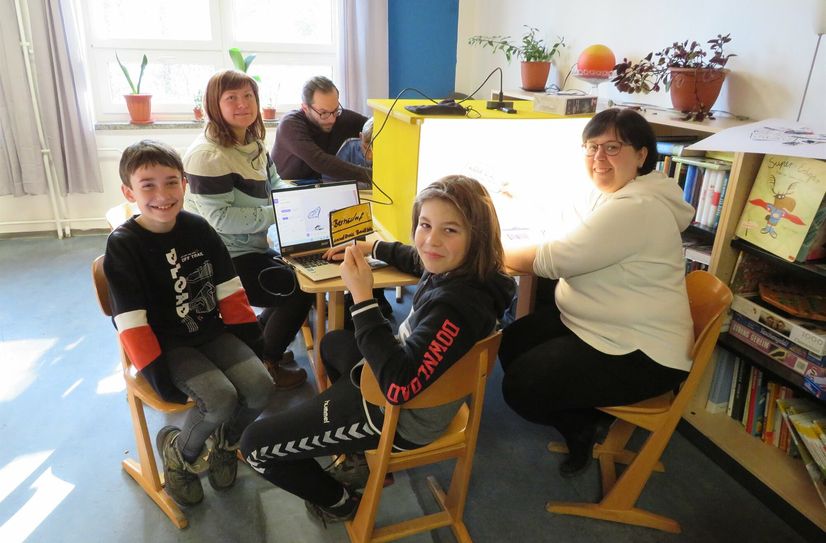 Anton (kurze Haare) und Oliver hatten viel Spaß bei der Digitalisierung des Kinderrechte - Pfades.