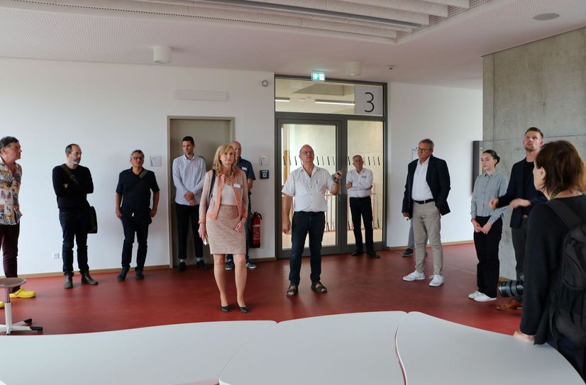Offizielle Einweihung mit (v.l.n.r.): Schülersprecherin Lara Heimer, Oberstufenkoordinator Tom Stehle, Generalplanerin Dominica Sander, Bürgermeisterin Michaela Wiezorek, Kreistagsabgeordneter Dr. Lutz Franzke, Schulleiter Patrick Hörnlein, Amtsleiter GIM Torsten Müller, Vizelandrätin Susanne Rieckhof, Vize-Schulleiter Frank Kausch, ehemaliger Schulleiter Mario Bengsch, Kreistagsabgeordneter Frank Selbitz und Schulverwaltungsamtsleiterin Nadine Starke.