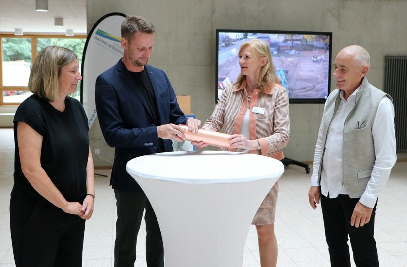 Befüllen der Zeitkapsel (v.l.n.r.): Dominica Sander, Patrick Hörnlein, Susanne Rieckhof und Mario Bengsch.