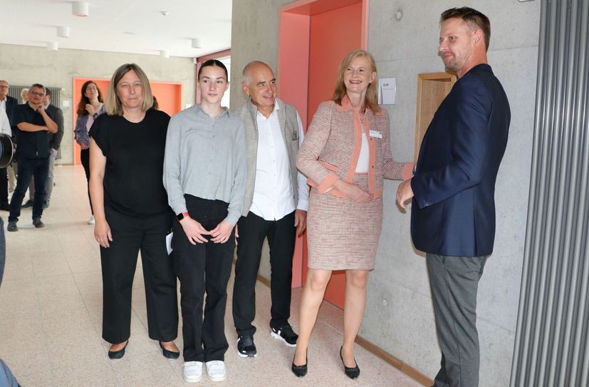 Platzieren der Zeitkapsel (v.l.n.r.) : Dominica Sander, Schülersprecherin Lara Heimer, Mario Bengsch, Susanne Rieckhof und Patrick Hörnlein.
