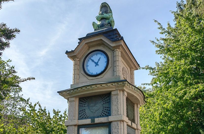 Im Jahr 1913 schenkte der Dampfmühlenbesitzer Paul Blischke dem Ort Lockwitz eine Wettersäule.