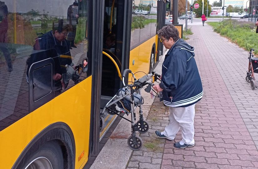 Sich sicher mit dem Rollator im Verkehr zu bewegen ist keine Selbstverständlichkeit.