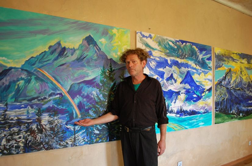 Christopher Haley Simpson vor seinen drei künsterischen Zugängen zu Caspar David Friedrichs »Der Watzmann«. Zu sehen in der gleichnamigen Ausstellung im Schützenhaus von Stadt Wehlen.