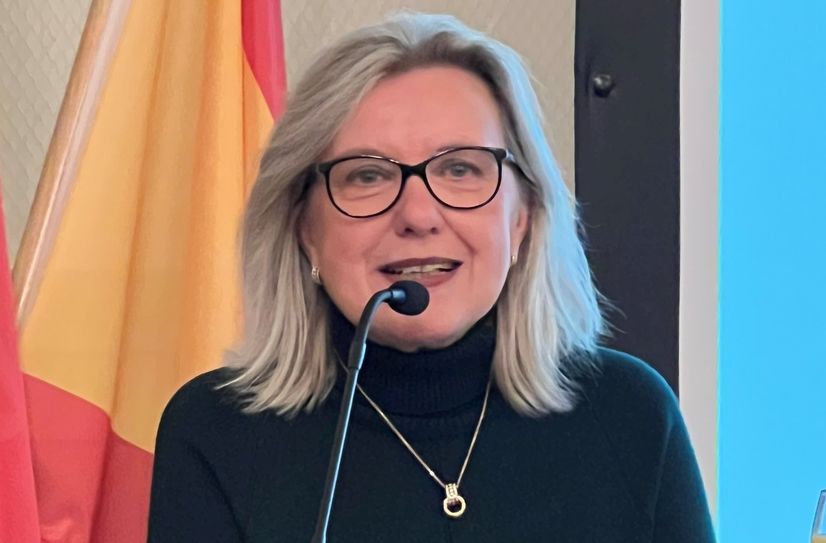 Simone Taubenek.