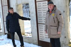 Vereinsvorsitzender Andreas Koch (l.) und sein Stellvertreter Uwe Hauschild in der Gedenkstätte Herrental in Kamenz.