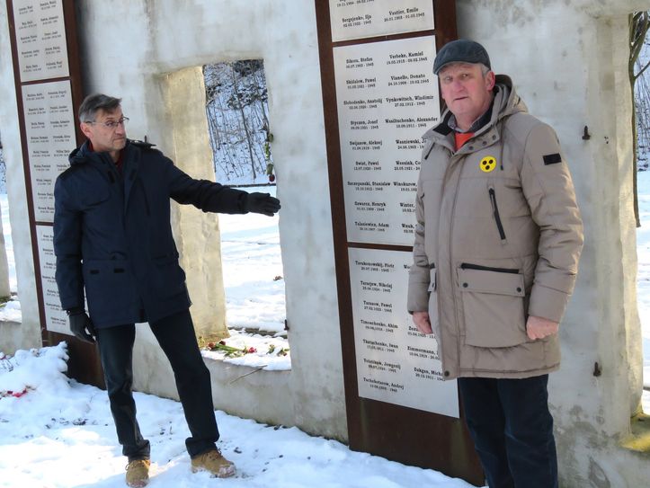 Vereinsvorsitzender Andreas Koch (l.) und sein Stellvertreter Uwe Hauschild in der Gedenkstätte Herrental in Kamenz.