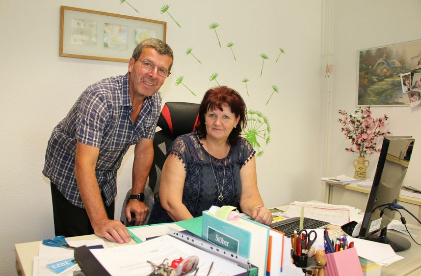 Hans-Jürgen Schmidt (Vorsitzender des Bezirksverbandes) und Petra Brandenburg (stellvertretende Verbandsvorsitzende) in der heutigen Geschäftsstelle des Verbandes in der Bergwerkstraße 11 in Senftenberg.